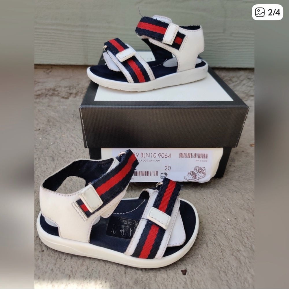 GUCCI White Top with Navy Blue and Red Patterned Knit Shorts & sandals - Picture 8 of 10